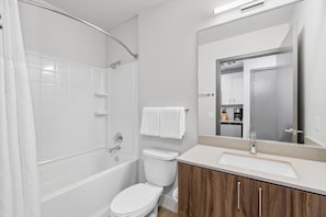 Queen Studio (Self Check-in) | Bathroom | Combined shower/tub, free toiletries, hair dryer, towels - Kasa Capitol Hill Seattle (Seattle)