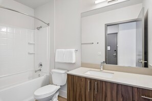 Apartment | Bathroom | Bathtub, designer toiletries, hair dryer, towels - Kasa Capitol Hill Seattle (Seattle)