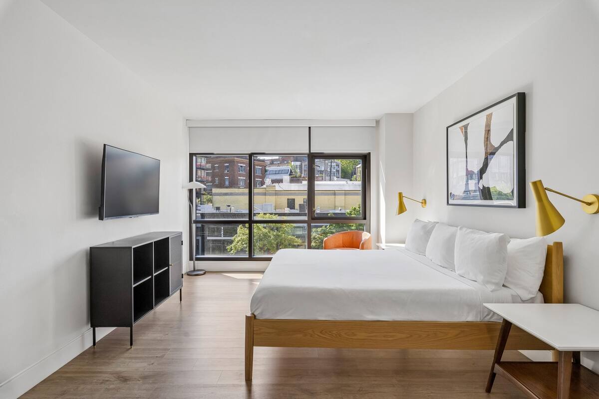Premium bedding, laptop workspace, iron/ironing board, free WiFi