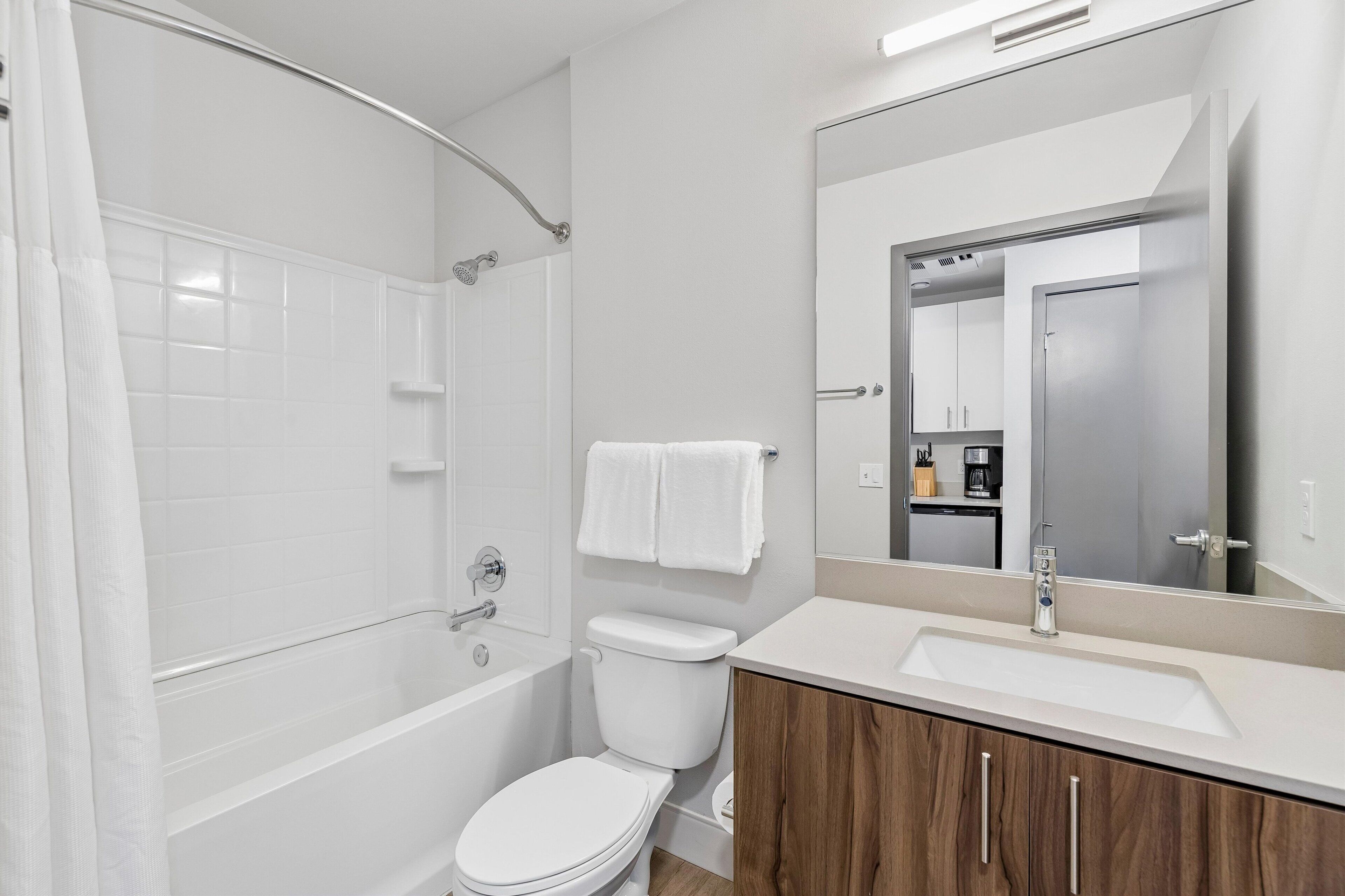 Ensemble douche/baignoire, articles de toilette gratuits, sèche-cheveux