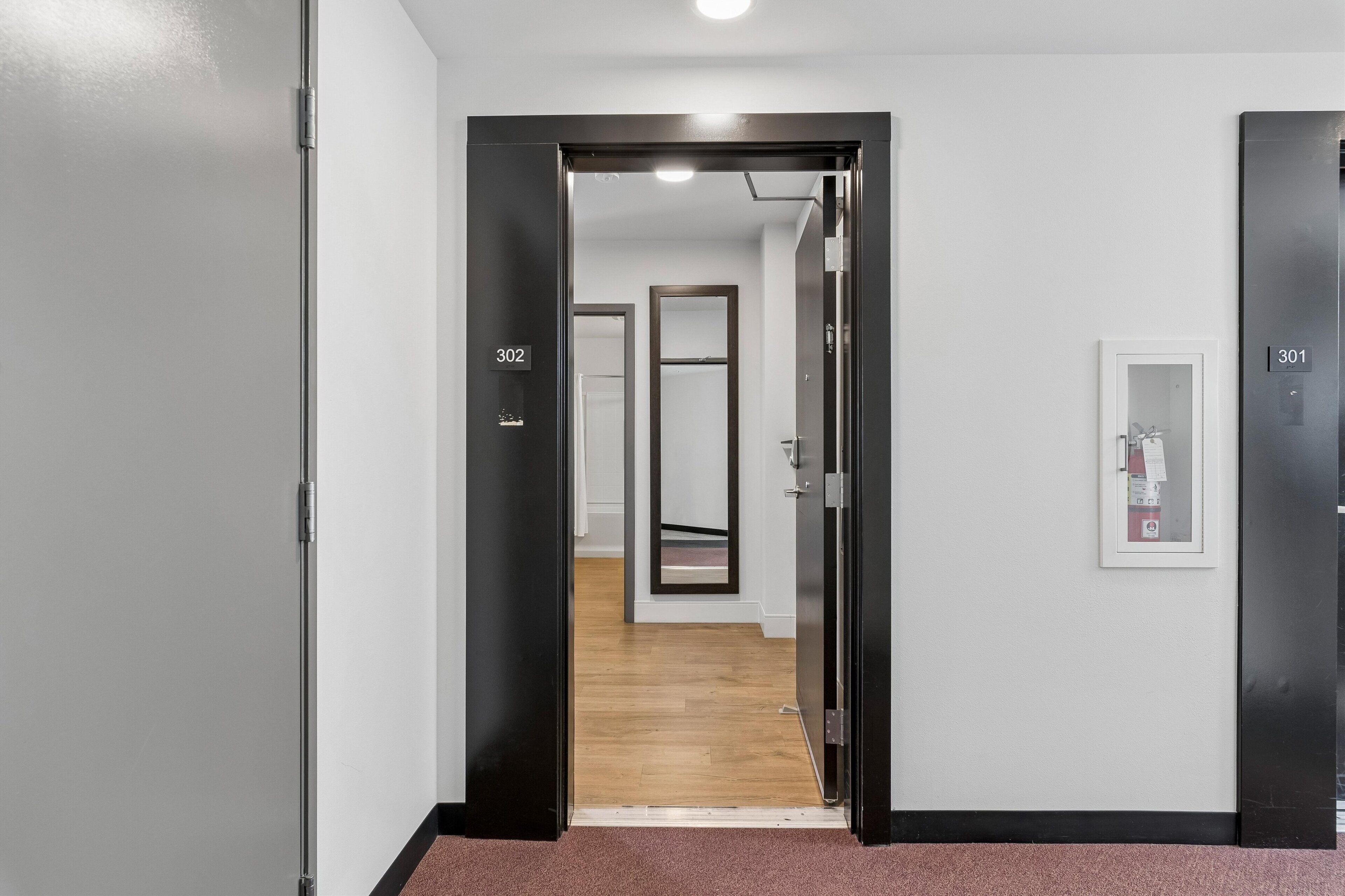 Accessible King Studio (Self Check-in) | Premium bedding, laptop workspace, iron/ironing board, WiFi (free)