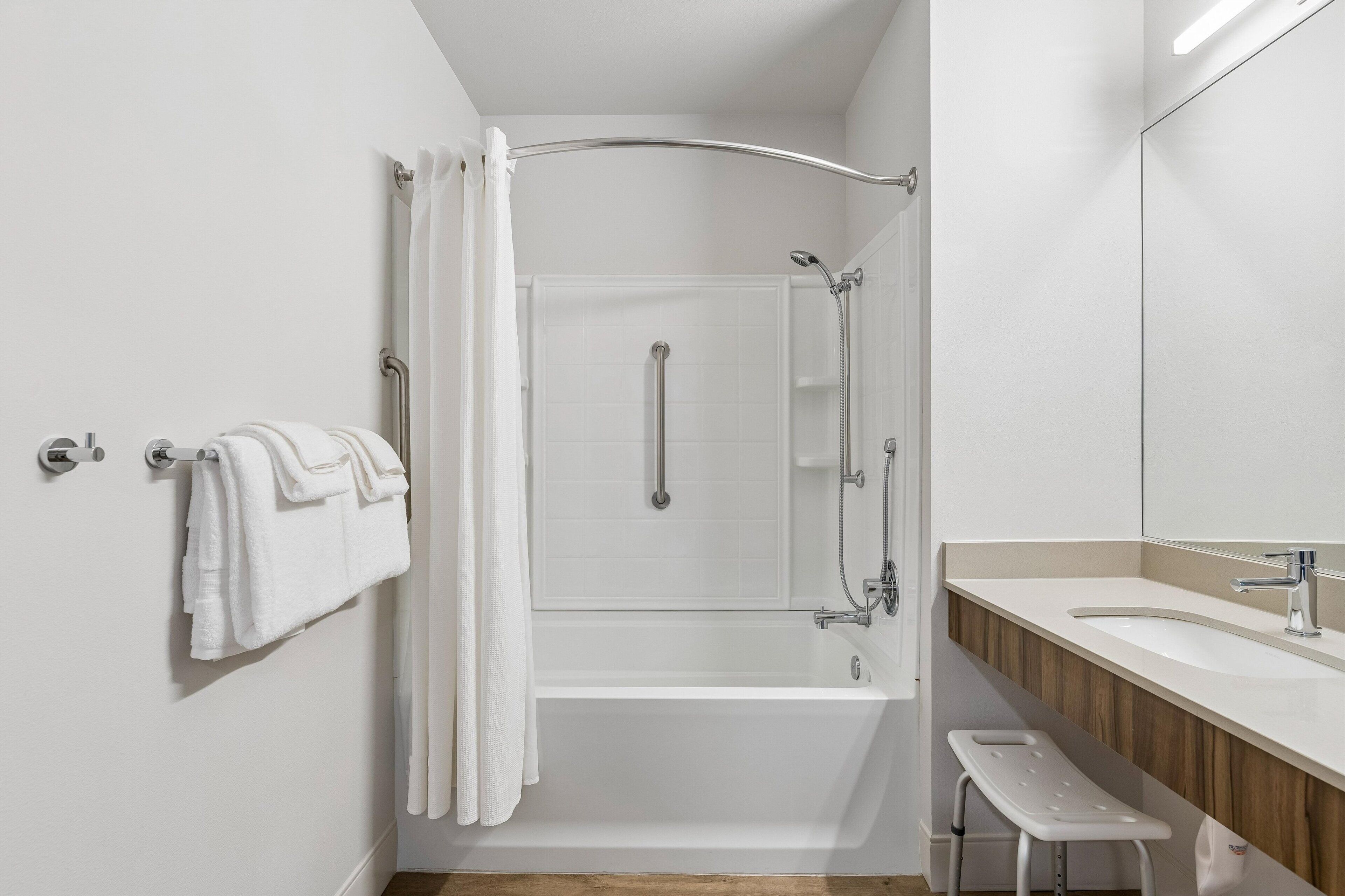 Studio | Badezimmer | Duschwanne, kostenlose Toilettenartikel, Haartrockner, Handtücher