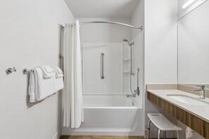 Accessible King Studio (Self Check-in) | Bathroom | Combined shower/bathtub, free toiletries, hair dryer, towels - Kasa Capitol Hill Seattle (Seattle)