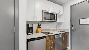 Accessible 1 Bedroom Queen (Self Check-in) | Private kitchen | Mini-fridge, stovetop, dishwasher, electric kettle - Kasa Capitol Hill Seattle (Seattle)