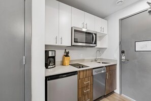 Apartamento, 1 habitación | Cocina privada | Frigorífico pequeño, placa de cocina, lavavajillas y hervidor eléctrico