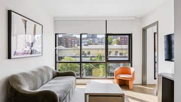 Apartamento (1 Bedroom King (Self Check-in)) | Área de estar | TV de tela plana 40 polegadas com canais digitais, TV