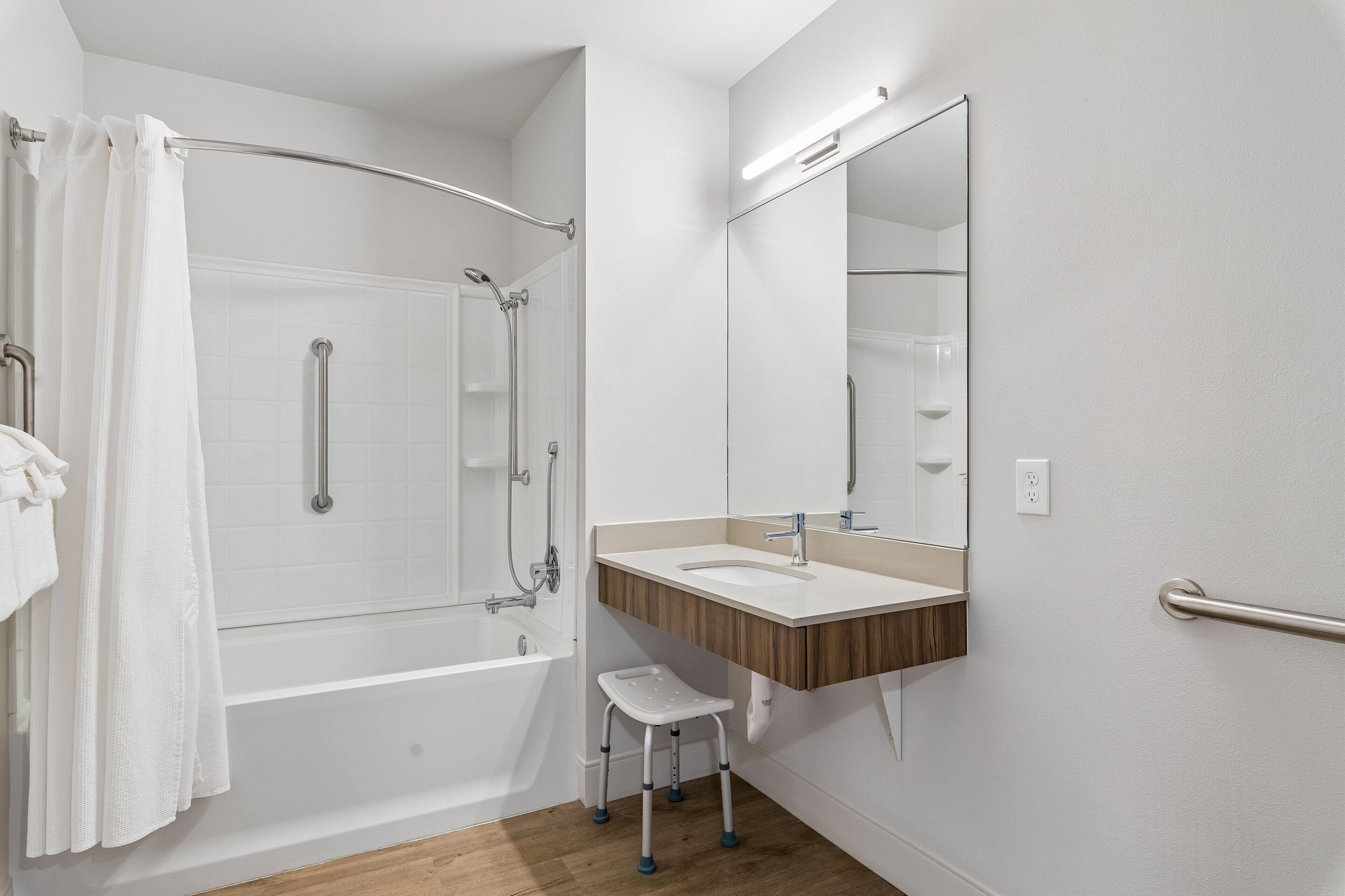 Studio | Badezimmer | Duschwanne, kostenlose Toilettenartikel, Haartrockner, Handtücher