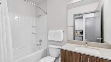 Combined shower/bathtub, free toiletries, hair dryer, towels