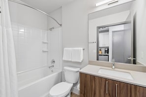 Combined shower/tub, free toiletries, hair dryer, towels - Kasa Capitol Hill Seattle (Seattle)