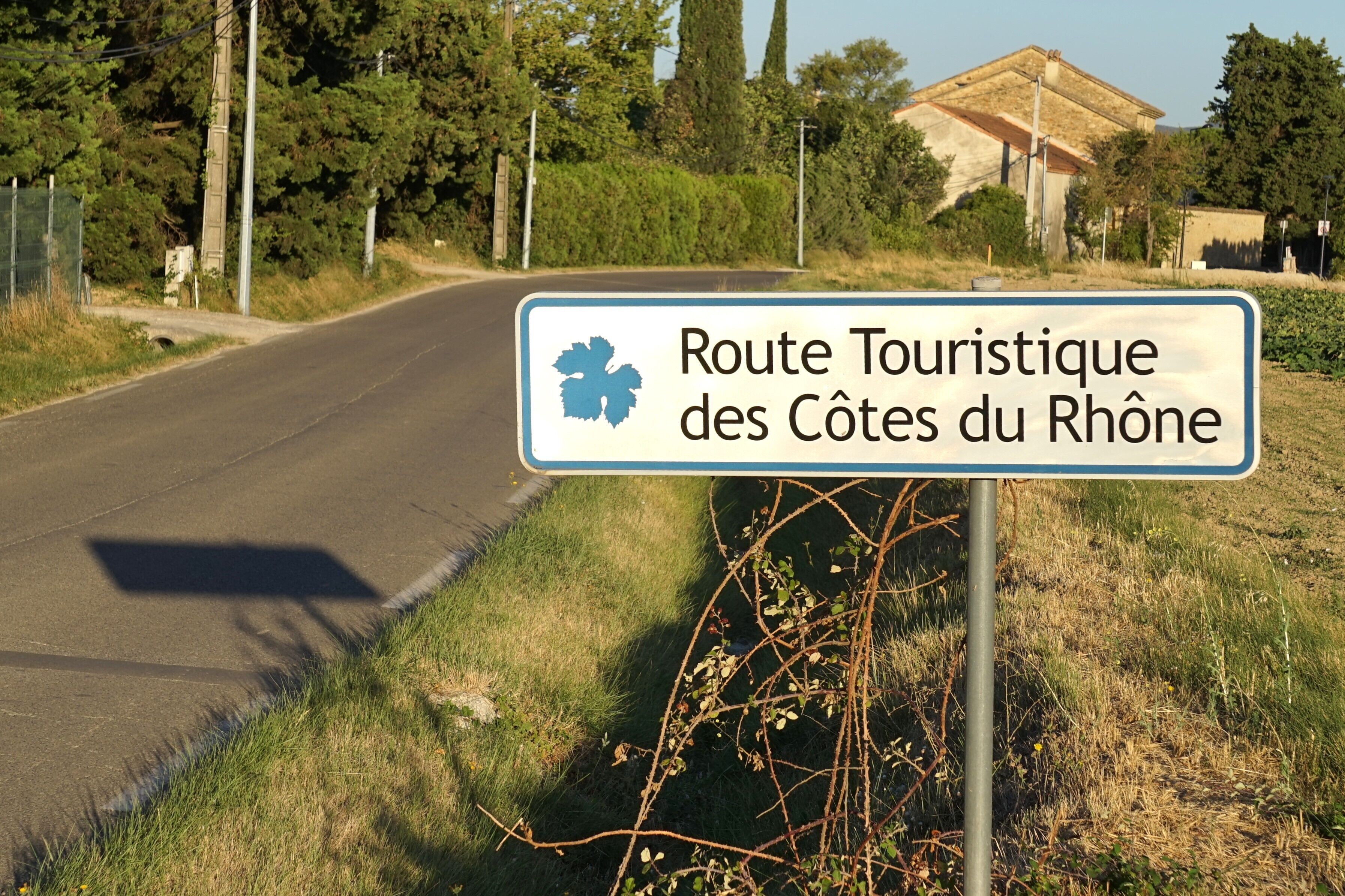Skilt, der angiver en turistrute i Côtes du Rhône-området.
