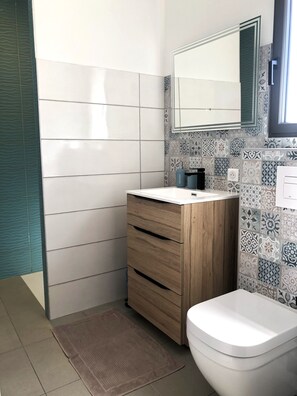 Dusche, Haartrockner, Handtücher, Seife