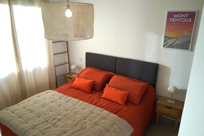Desk, iron/ironing board, free WiFi, bed sheets - Cosy new house in Provence, terrace (PIOLENC)