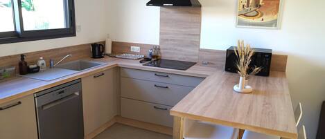 Frigorífic, microones, placa de cuina i rentaplats