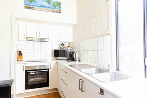 Een koelkast, een microgolfoven, een oven, een kookplaat