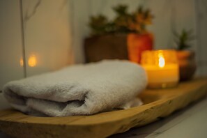 Ensemble baignoire-douche, séchoir à cheveux, serviettes fournies, savon