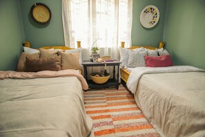 3 bedrooms, desk, iron/ironing board, free WiFi