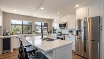 Frigorifero, microonde, forno, piano cottura