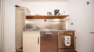 Fridge, oven, coffee/tea maker, electric kettle