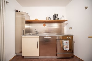 Kühlschrank, Ofen, Geschirrspüler, Wasserkocher mit Kaffee-/Teezubehör