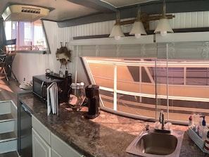 Refrigerador, microondas, cafetera y tetera y toallas de papel