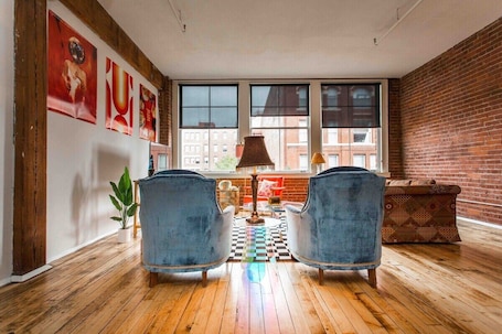Interior. Retro River Market Loft Walkable Street Car Access