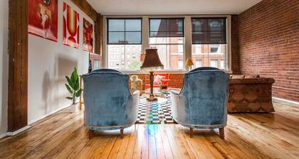 Retro Loft Spacious Street Car Access RiverMarket