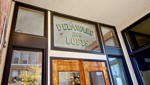 Ein Gebäude mit einem Schild, auf dem 'Delaware 218 Lofts' steht.