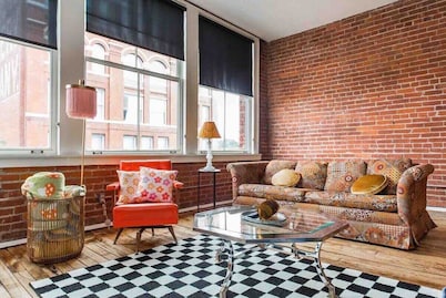 Retro Loft Spacious Street Car Access RiverMarket