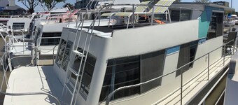 Wake up ON the lake aboard Afternoon Delight