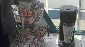 Un angolo ristoro con una macchina del caffè e vista sulla finestra.