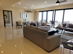 Living area - Villa la Valencia's spacious suites with a modern contemporary design. (San José del Cabo)
