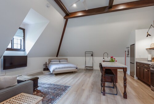 Modern Carriage House…close to trails and ocean 