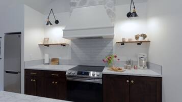 Jääkaappi, mikroaaltouuni, uuni, liesi