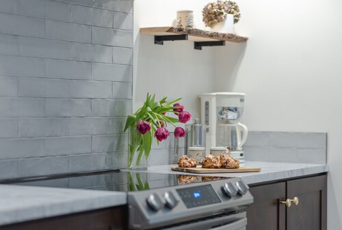 Modern Carriage House…close to trails and ocean 