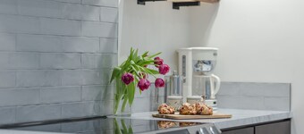 Modern Carriage House…close to trails and ocean 