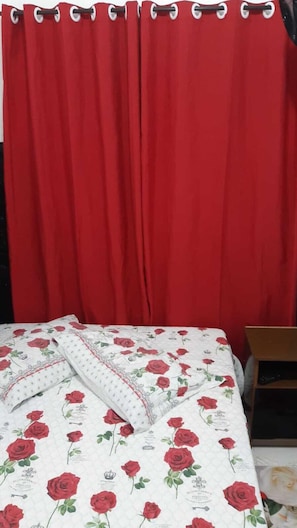 غرفة مزدوجة بتجهيزات أساسية