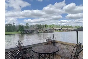 Outdoor dining - The River House "Vacation like a Cajun!" (Maurepas)