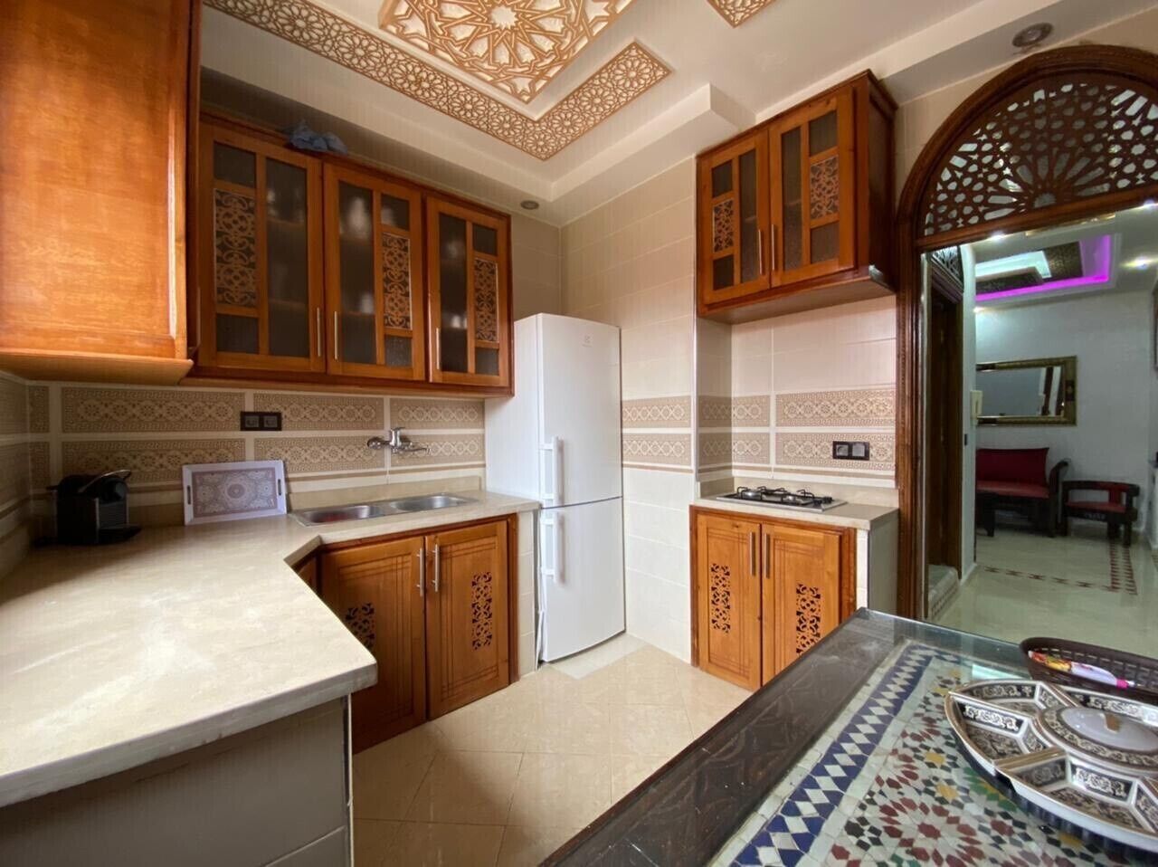 Kühlschrank, Ofen, Wasserkocher mit Kaffee-/Teezubehör, Wasserkocher