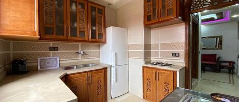 Frigorífico, horno, cafetera o tetera y hervidor eléctrico