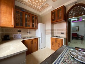 Kühlschrank, Ofen, Wasserkocher mit Kaffee-/Teezubehör, Wasserkocher