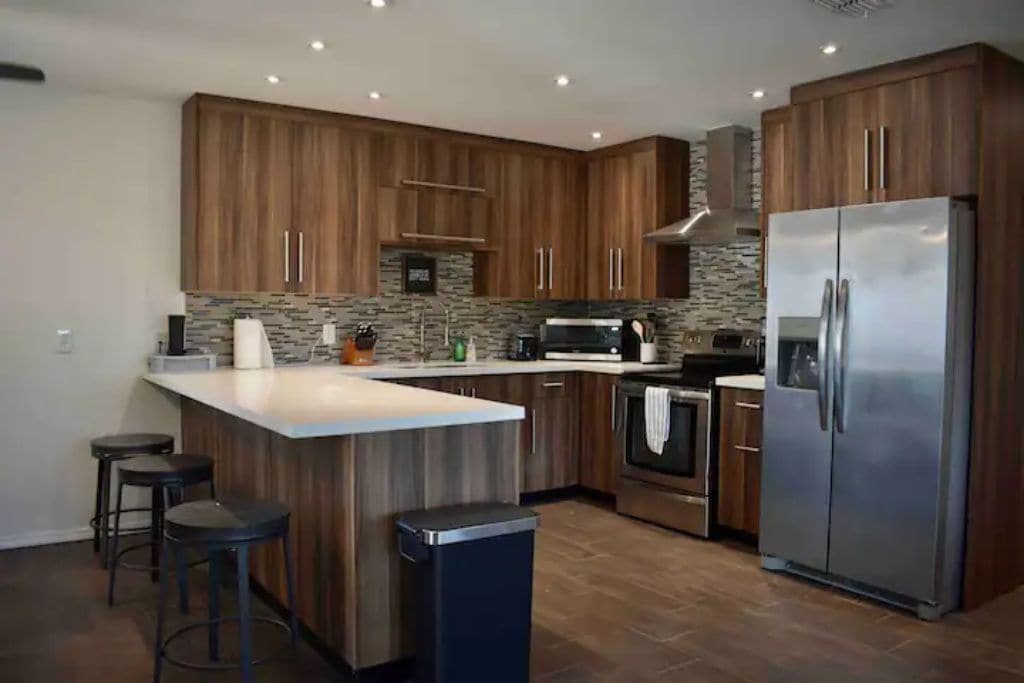 Een koelkast, een microgolfoven, een oven, een kookplaat