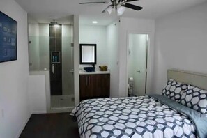 4 bedrooms, iron/ironing board, WiFi, bed sheets - Cancun Street (Weslaco)