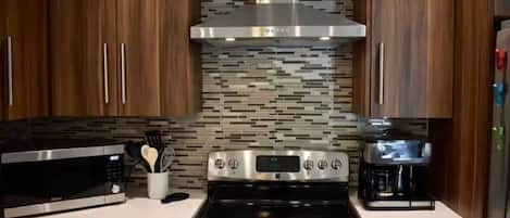 Refrigerador, microondas, horno y parrilla de estufa
