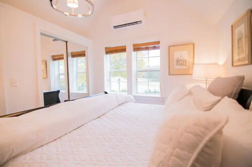 Smokehouse at La Fourche- Elegant Keswick Cottage