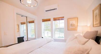 Smokehouse at La Fourche- Elegant Keswick Cottage