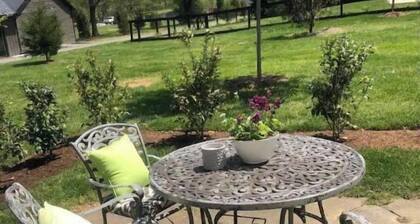 Smokehouse at La Fourche- Elegant Keswick Cottage