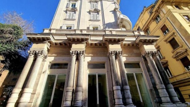 A classical building with large columns and a symmetrical facade. - Crispi 2enty stylish flat at Spanish Steps (Roma)