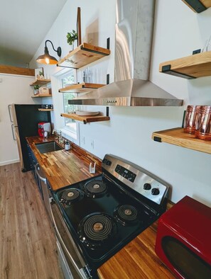 Kylskåp, mikrovågsugn, ugn och spishäll