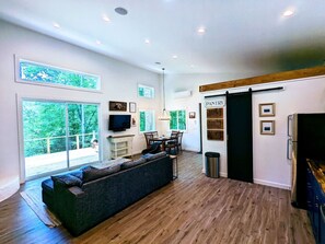 Tv, eldstad och en stereo