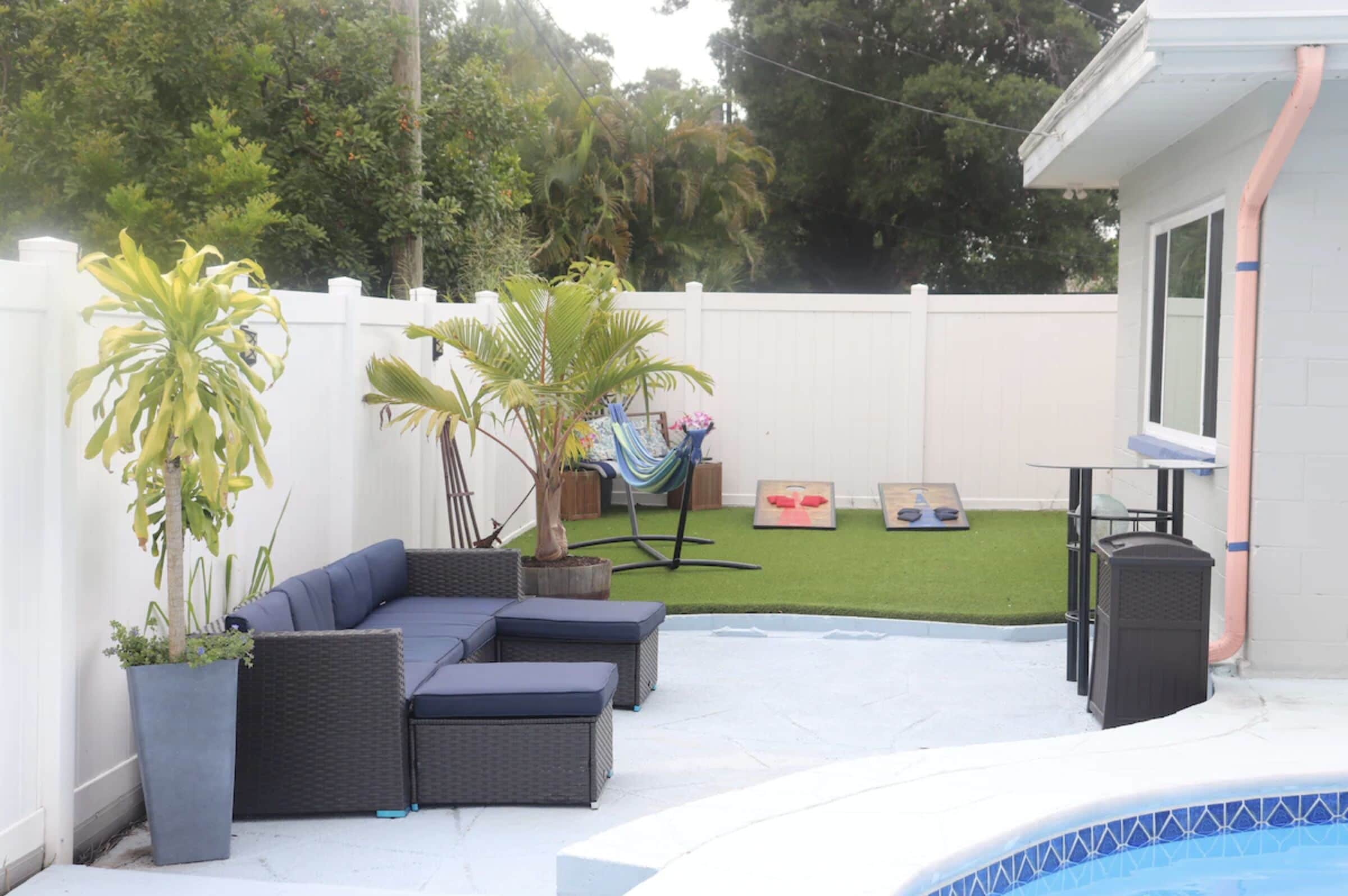 Lovely full house 3/2 w/ pool, few min from beach